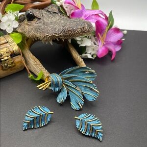 Lisner leaf brooch and earring set vintage 🔥